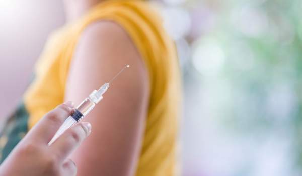 Prví farmaceuti by mohli začať očkovať v lekárňach na jeseň 2025